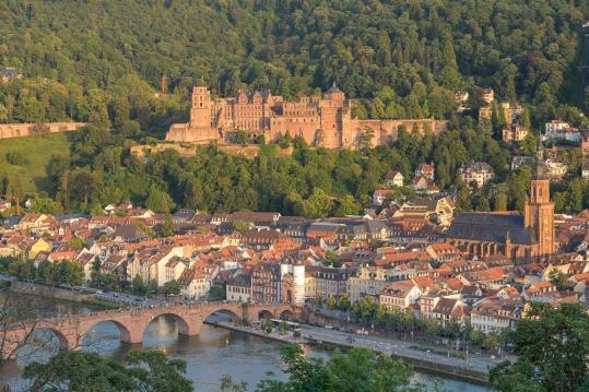 Baden-Württemberg Das drittgrößte Bundesland liegt im Südwesten Deutschlands und grenzt an Frankreich und die Schweiz. Landeshauptstadt ist Stuttgart. Bekannt ist Baden-Württemberg mit seinen gut elf Millionen Einwohnerinnen und Einwohnern für seine Urlaubsregionen wie den Schwarzwald oder Kulturstädte wie Heidelberg (Foto) genauso wie für seine Wirtschaftsstärke. Es ist Exportland Nummer eins in Deutschland und Sitz weltbekannter Großkonzerne und kleinerer Weltmarktführer, der „Hidden Champions“.