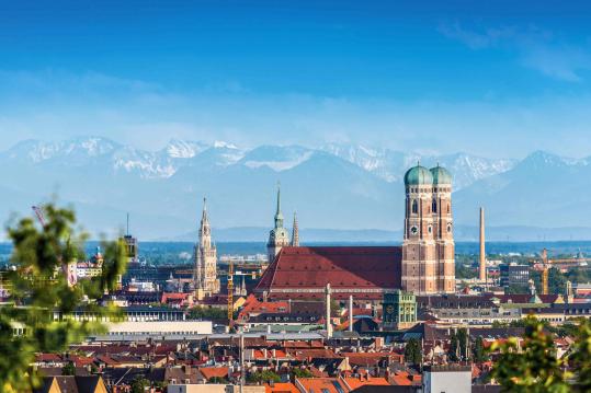 Bayern Im Südosten liegt das größte Bundesland, das im Süden vom Panorama der Alpen geprägt wird. Mit der Zugspitze liegt auch der höchste Berg Deutschlands in Bayern. In der Landeshauptstadt München (Foto) findet jedes Jahr das größte Volksfest der Welt statt: das Oktoberfest. Das Bundesland mit seinen mehr als 13 Millionen Bürgerinnen und Bürgern beheimatet mit dem FC Bayern München den erfolgreichsten Fußballverein Deutschlands und gehört zu den wirtschaftsstärksten Regionen der Bundesrepublik.