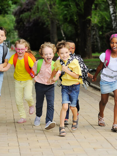 Schüler gehen zusammen